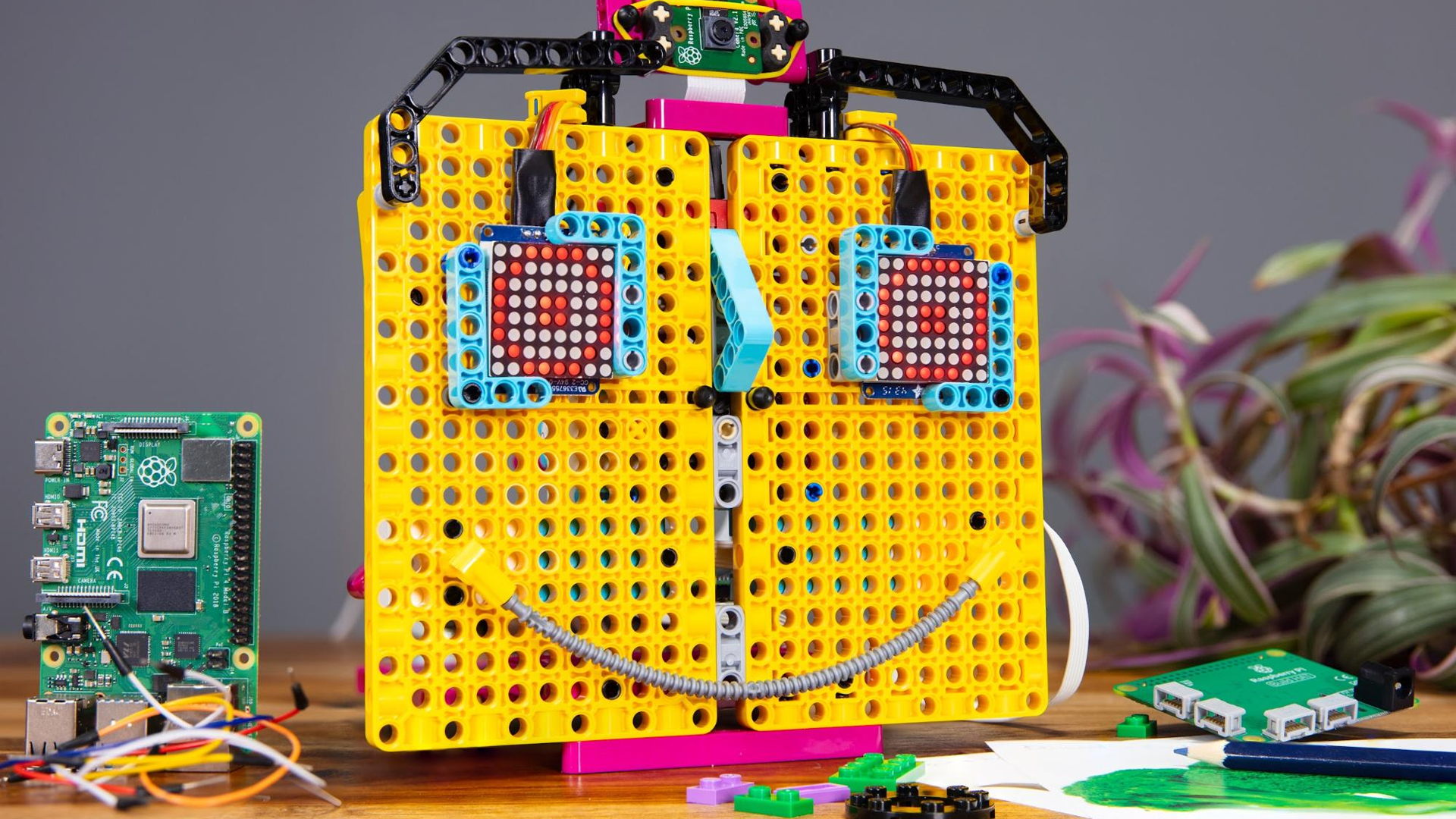 Pi Build HAT mengontrol wajah tersenyum LEGO yang besar.