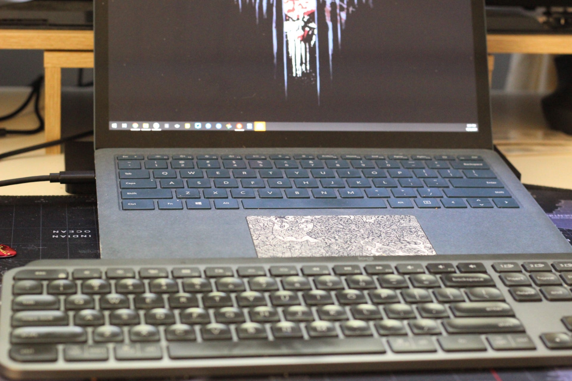 Dock terhubung ke laptop Surface 13 inci 3