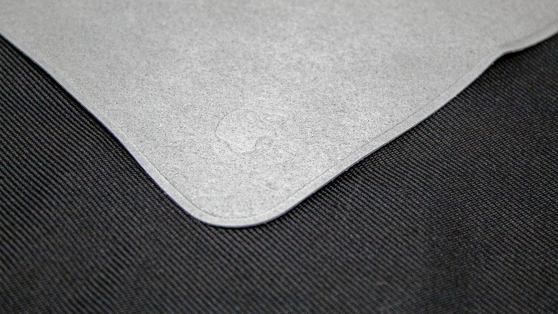 Sebuah close-up dari kain menunjukkan Apple Logo