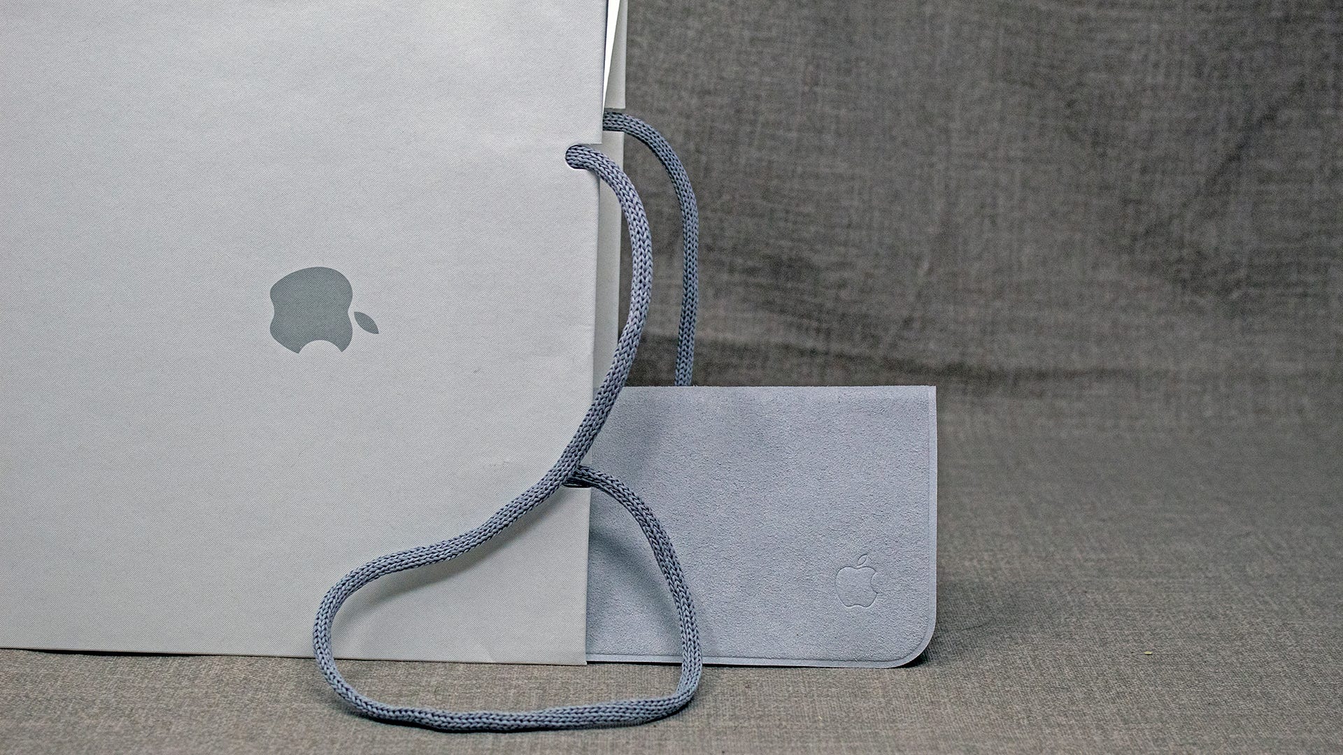 Một miếng vải đánh bóng bên trong một Apple cái túi.