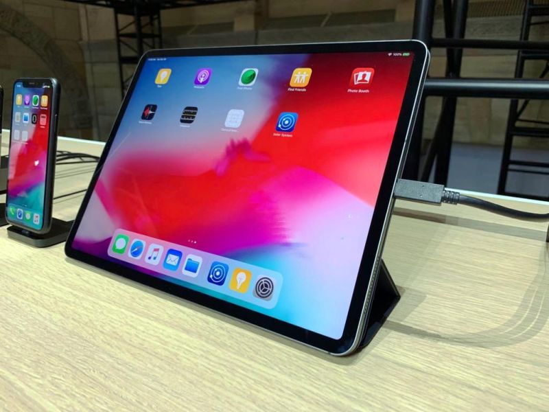2018 iPad Pro har en 120Hz ProMotion Liquid Retina LCD-skärm med smala ramar och böjda hörn.  Apple använder samma pixelskuggningstekniker som det använde på iPhone XR. 