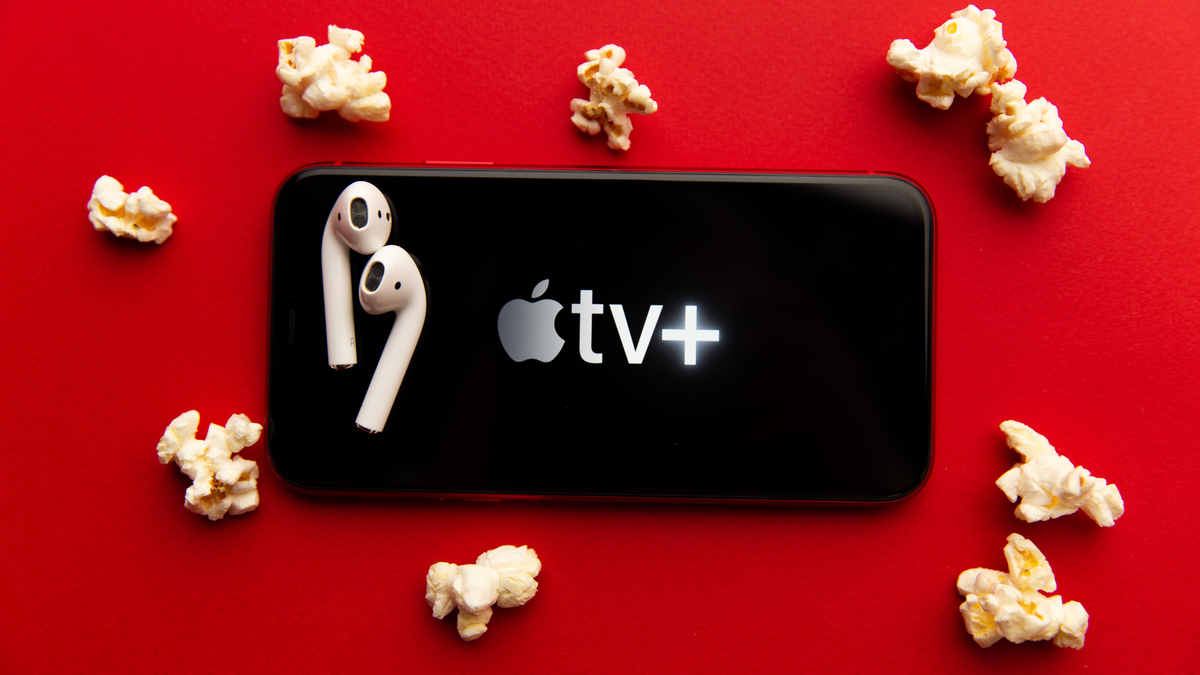 Apple  Logo TV Plus trên màn hình iPhone trên nền đỏ có bỏng ngô