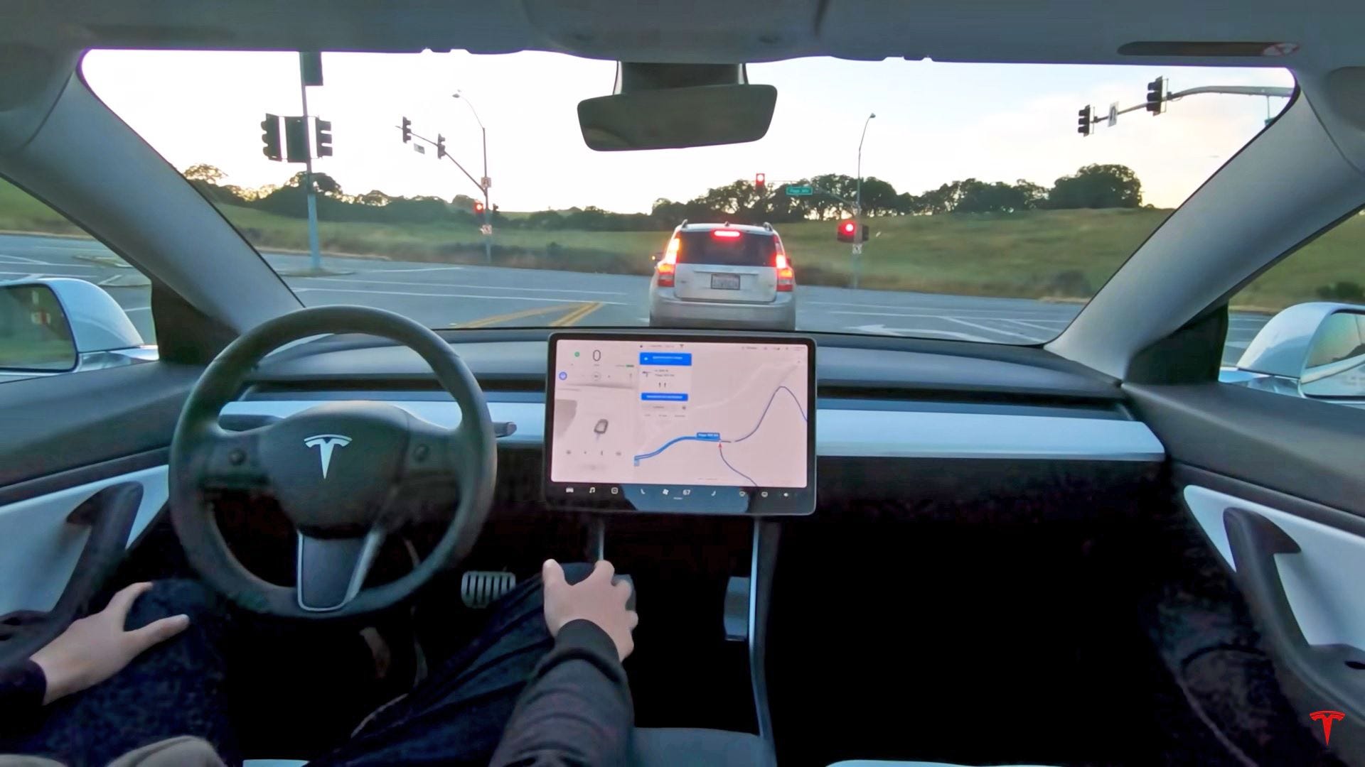 Layar Tesla yang sepenuhnya mengemudi sendiri
