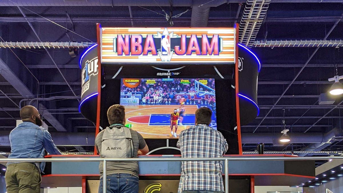 16 fot lång NBA Jam Machine