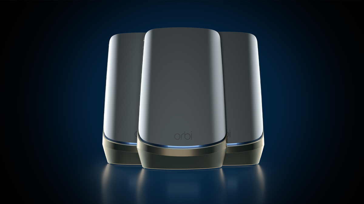 Tre knappar Netgear Orbi Quad-band Mesh WiFi 6E mesh Wi-Fi 6E på svart bakgrund.