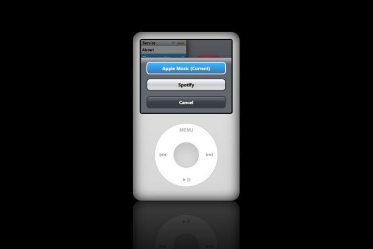 Seseorang membuat pemutar musik iPod bertema vintage