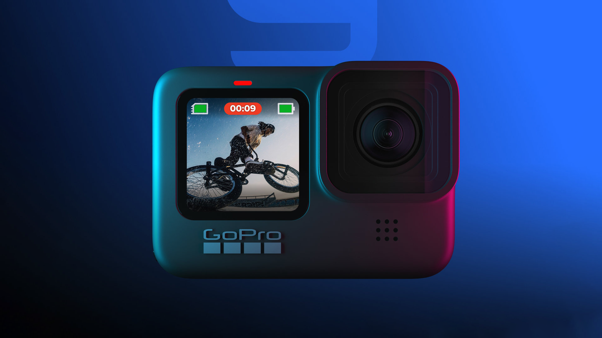 En GoPro-kamera på blå bakgrund.
