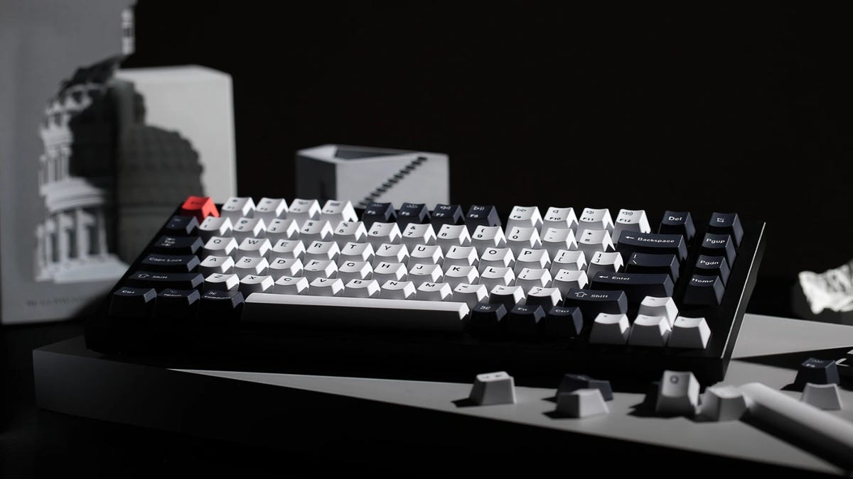 Keychron Q1 tangentbord på grått bord