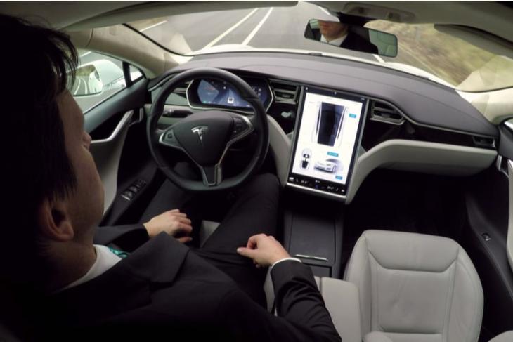 Chủ sở hữu Tesla đã tiếp tục lạm dụng chế độ lái tự động ngay cả sau khi bị bắt