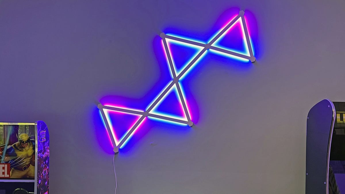 Set lampu pintar yang terhubung satu sama lain dalam bentuk busur.