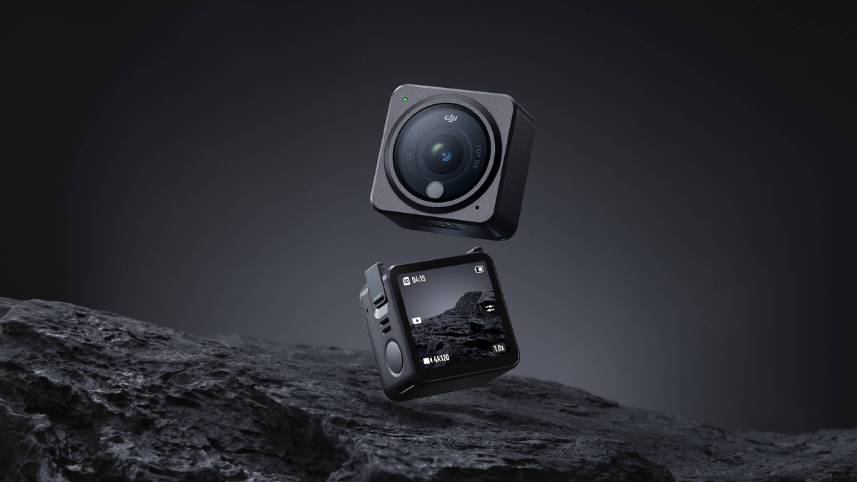 DJI action 2-kamera och dess sökartillbehör på svart bakgrund.