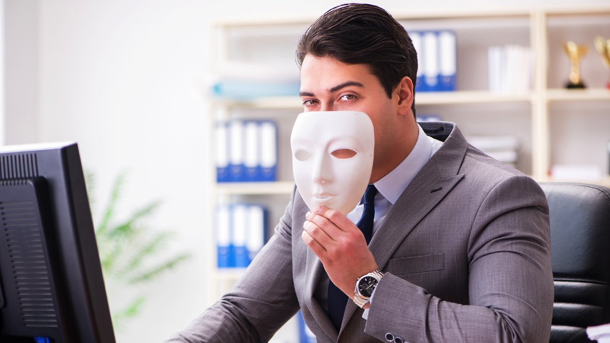 Một bức ảnh của một doanh nhân đeo mặt nạ nhựa.