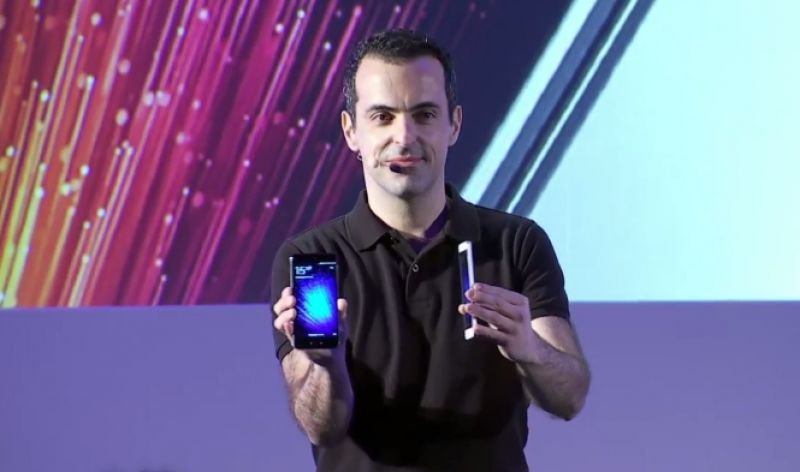 Giám đốc điều hành toàn cầu của Xiaomi, Hugo Barra với Mi mới 5 tại sự kiện ra mắt. 