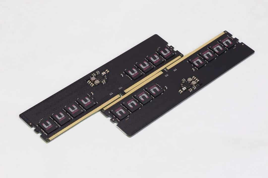 Ett DDR5 RAM-minne och ett batter records the velocidade!