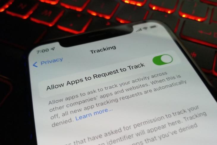 Aplikasi iOS memaksa pengguna untuk mengizinkan pelacakan