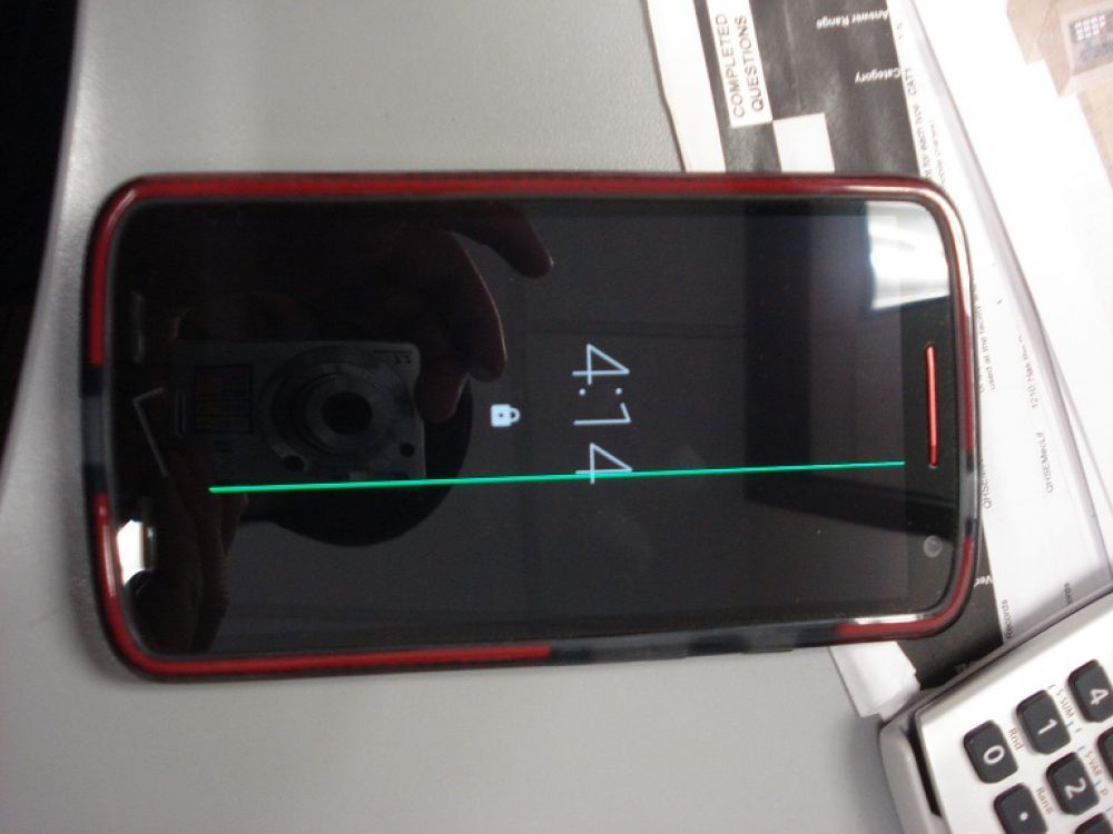 En konstig grön linje visas på skärmen på många Droid Turbo 2-smarttelefoner (Källa: Motorola Forums)