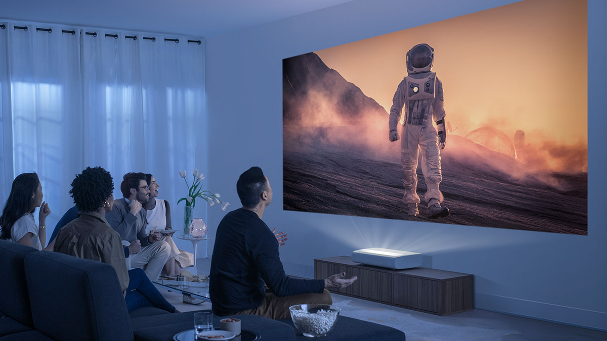 Människor tittar på en film med en Samsung Premiere-projektor.