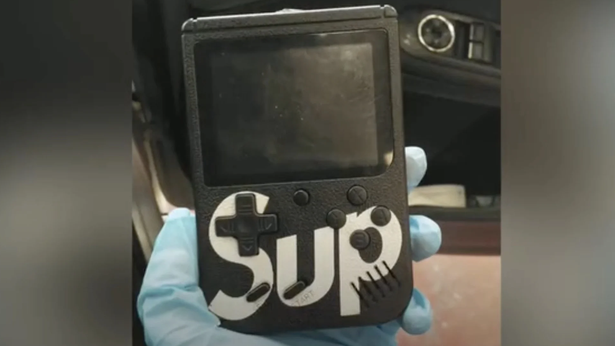 Game Boy giả có màu đen và được dán decal "SUPREME".