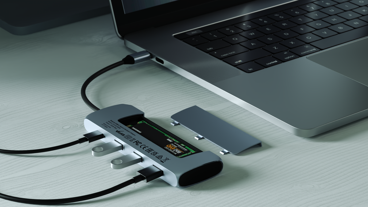 Satechis USB-C Hybrid Multiport Adapter med MacBook.