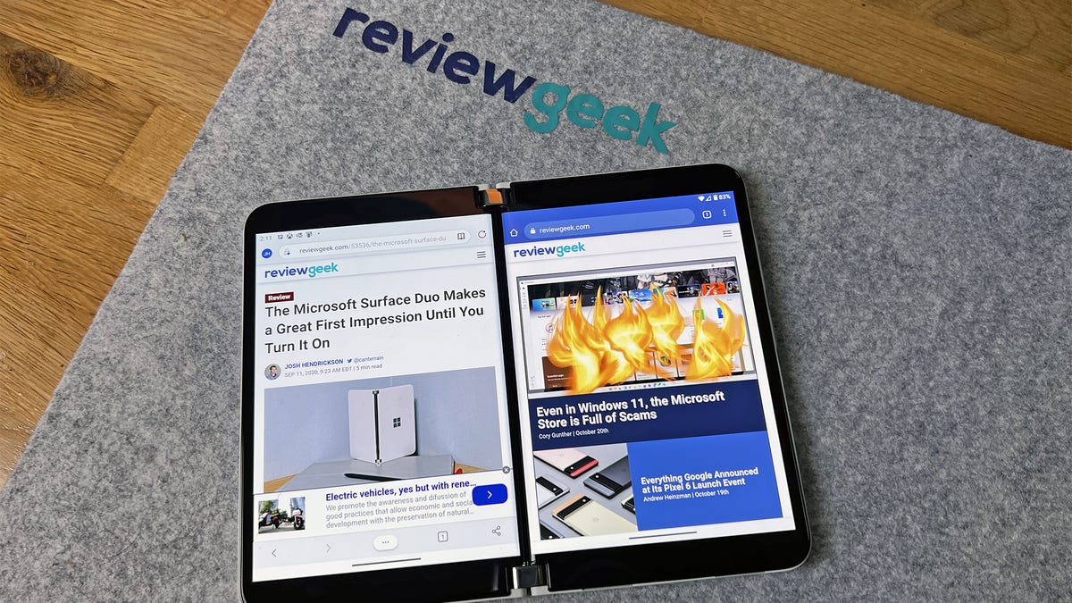 A Surface Duo 2 trên một tấm thảm có biểu tượng Review Geek