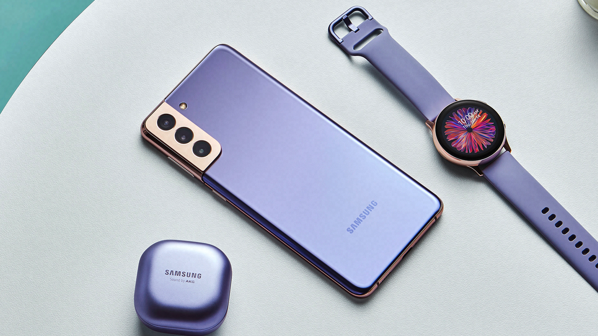 Samsung Galaxy S21+ med Galaxy Buds Live och Galaxy Watch 3.