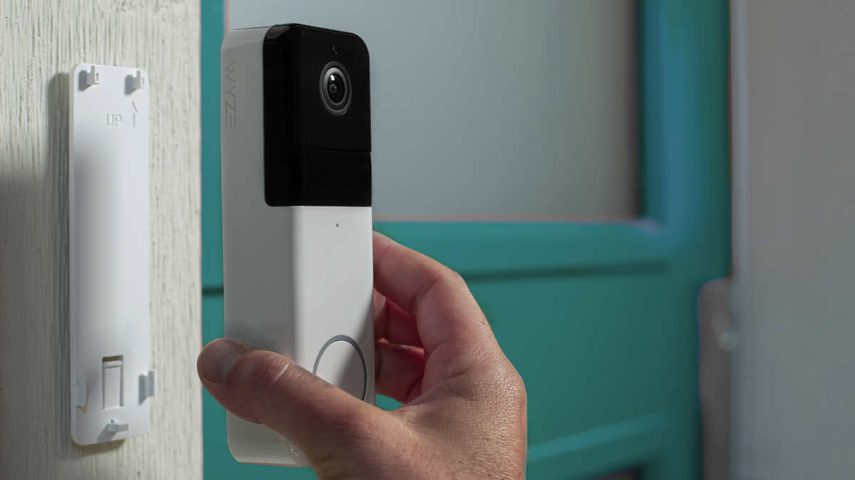 Wyze Video Doorbell Pro bên ngoài một ngôi nhà.