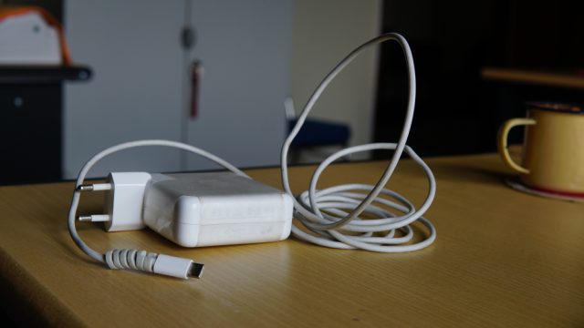 Apple-macbook-charger - MacBook kepanasan macOS Monterey
