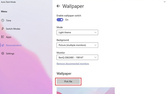pilih wallpaper untuk layar saat menjadwalkan tema gelap Windows 11