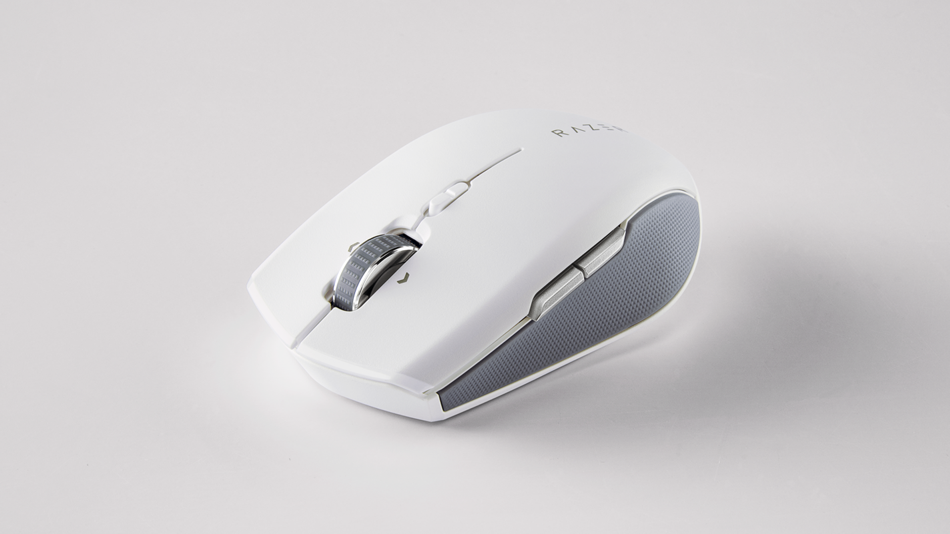 Razer Pro Klik mouse produktivitas Mini pada latar belakang putih.