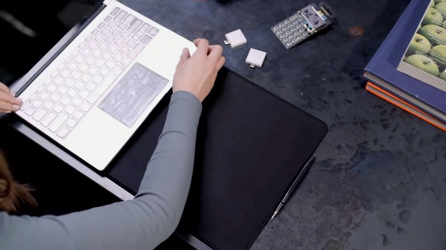 Bingkai notebook dengan komponen yang dapat disesuaikan