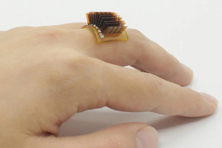 Thiết bị đeo nhỏ này sử dụng nhiệt cơ thể của bạn để sạc các thiết bị điện tử