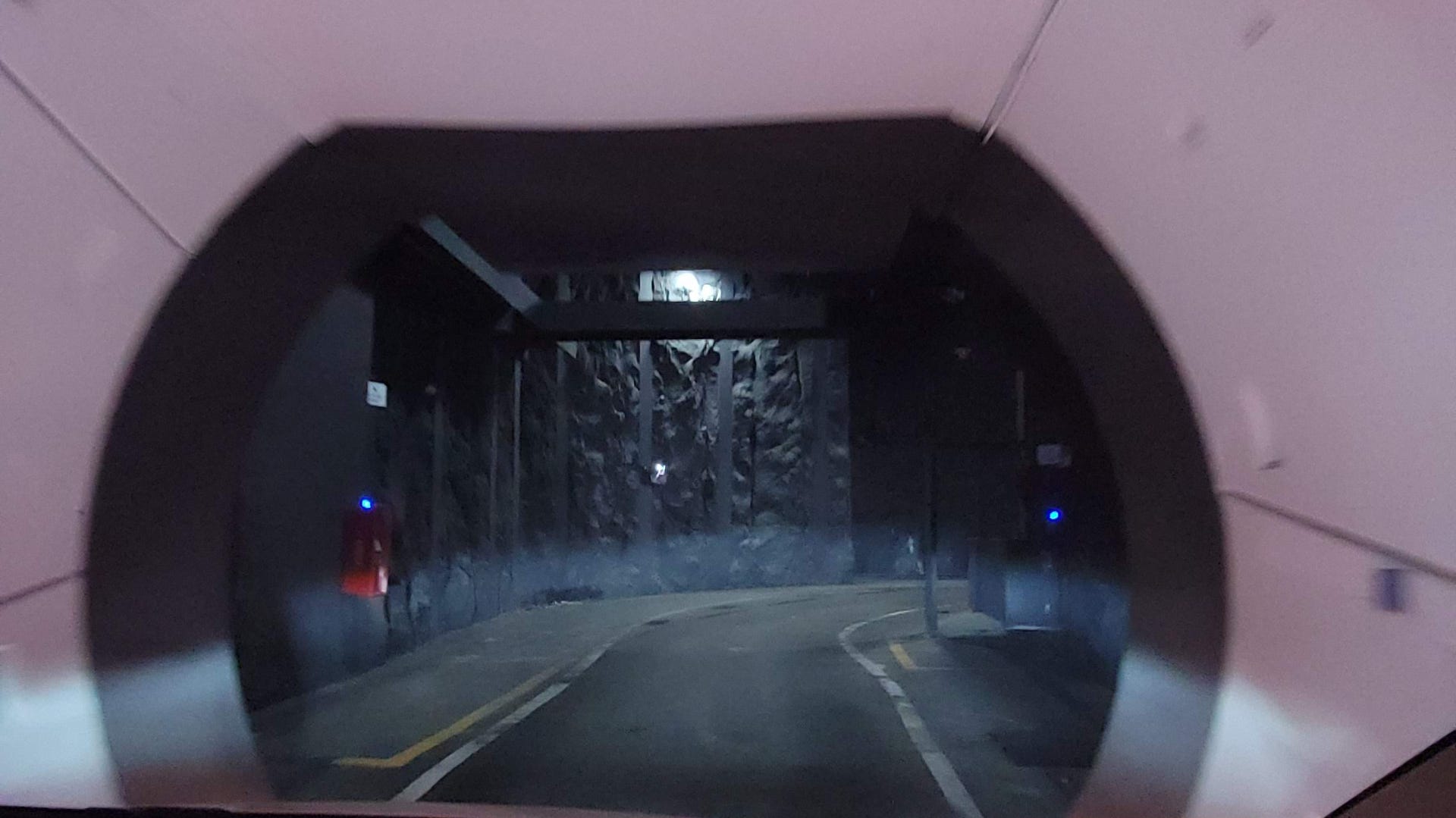 Hang động trong đường hầm Tesla