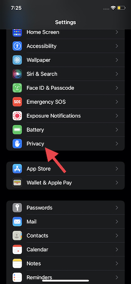 Chọn Quyền riêng tư trong cài đặt iOS 