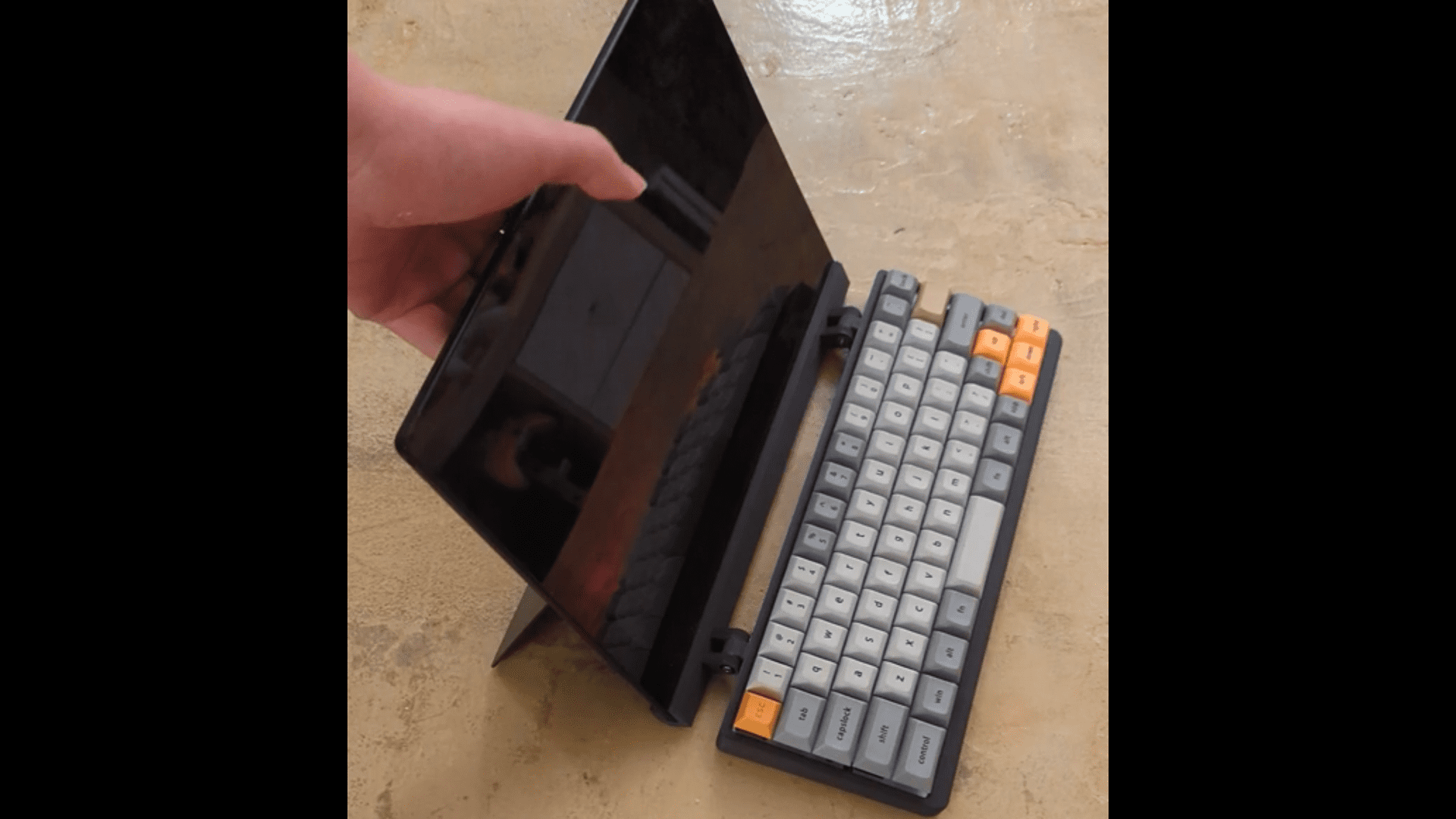 Kiểm tra Loại bàn phím cơ tùy chỉnh này Bìa cho máy tính bảng bề mặt