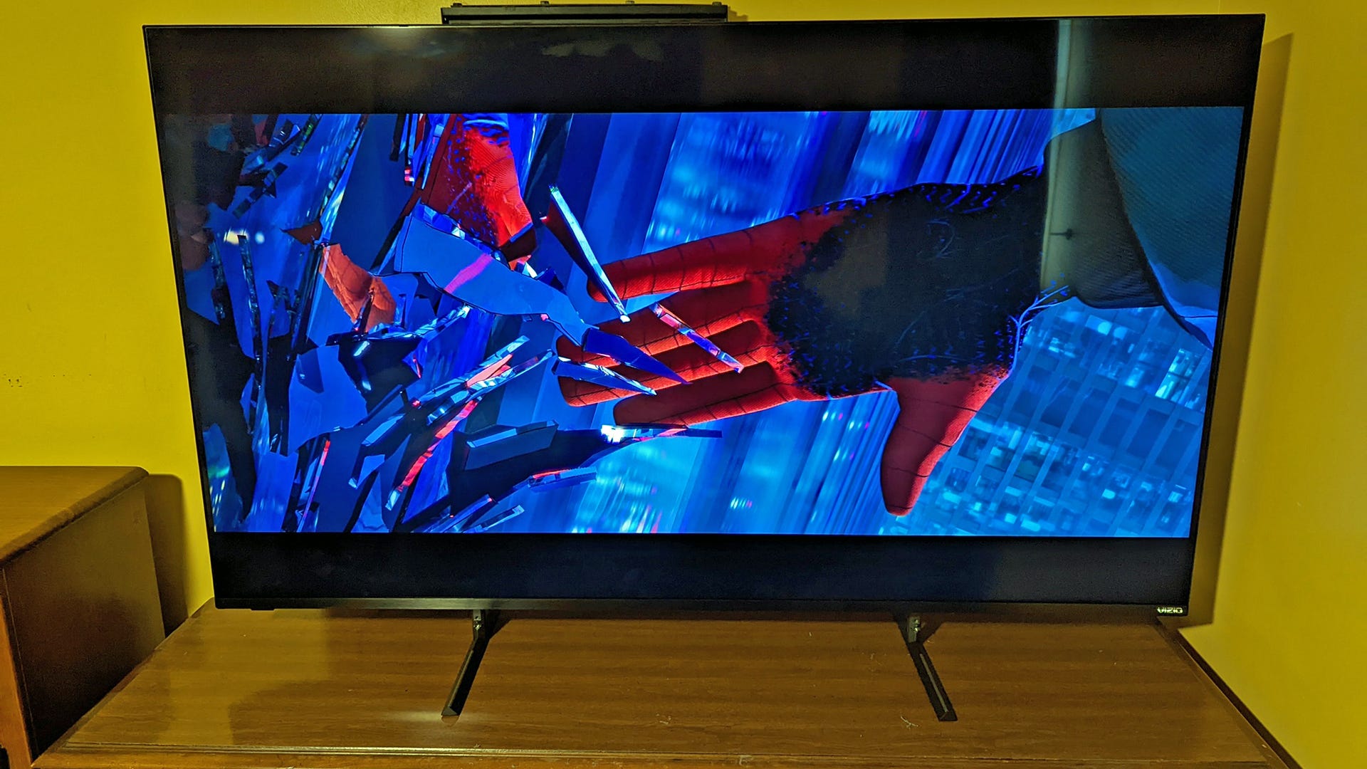 'Spider-Man' melompat dari gedung seperti yang ditampilkan di Vizio TV