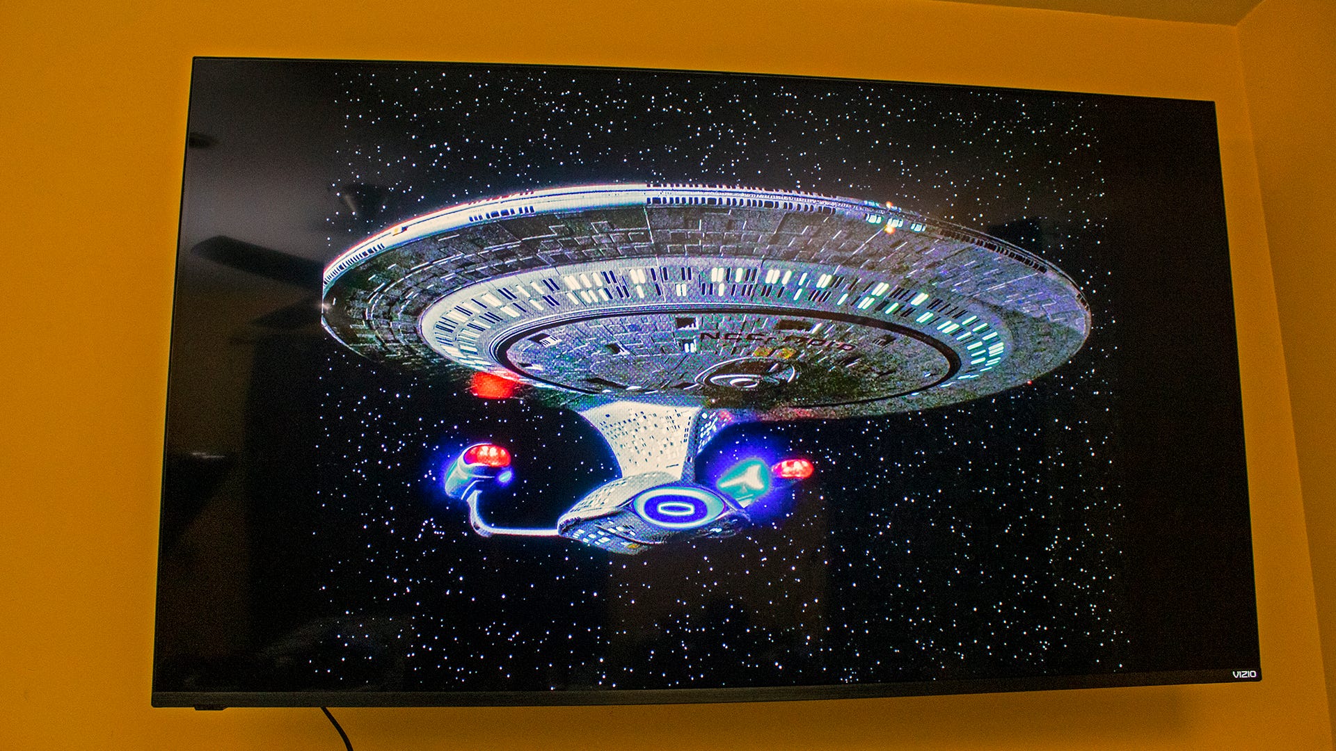 Episode 'Star Trek: TNG' menunjukkan Enterprise-D di TV