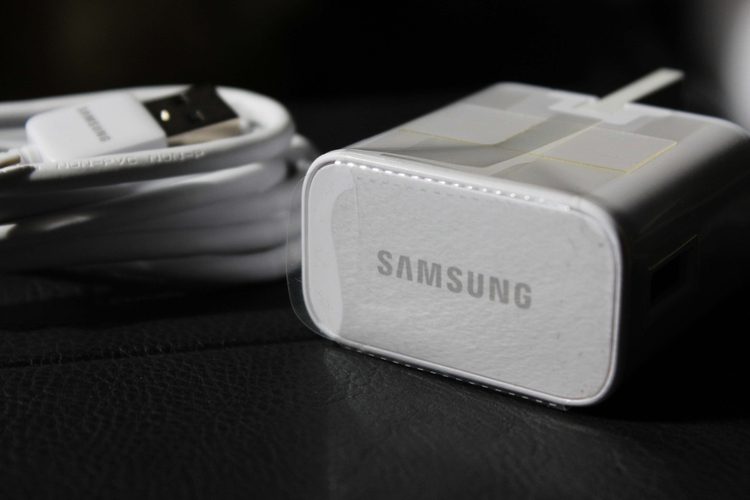 Samsung tar bort inlägg som hånar Apple för att bli av med laddare för iPhone 12