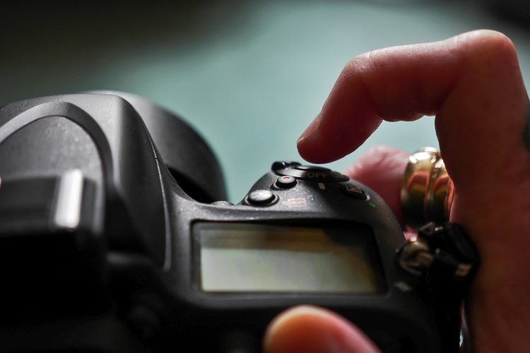 Máy ảnh Canon trong tương lai có thể bao gồm bàn di chuột màn trập thay vì nút bấm