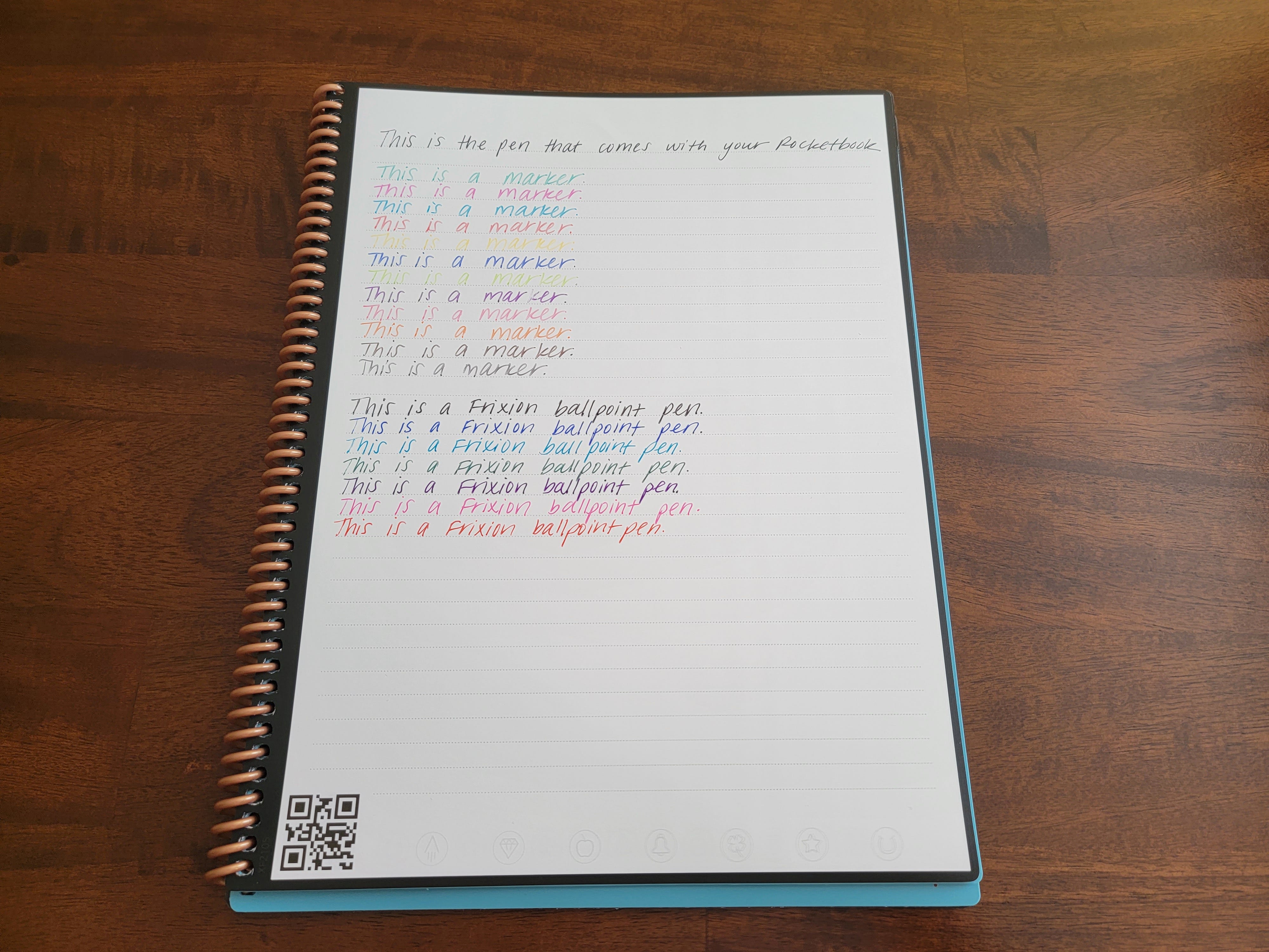 En smart anteckningsbok som kombinerar raketer som visar hur olika pennor och markörer ser ut genom att skriva samma mening om och om igen.