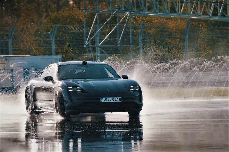 Porsche Taycan EV Thiết lập Kỷ lục Guinness Thế giới về Chuyến đi dài nhất