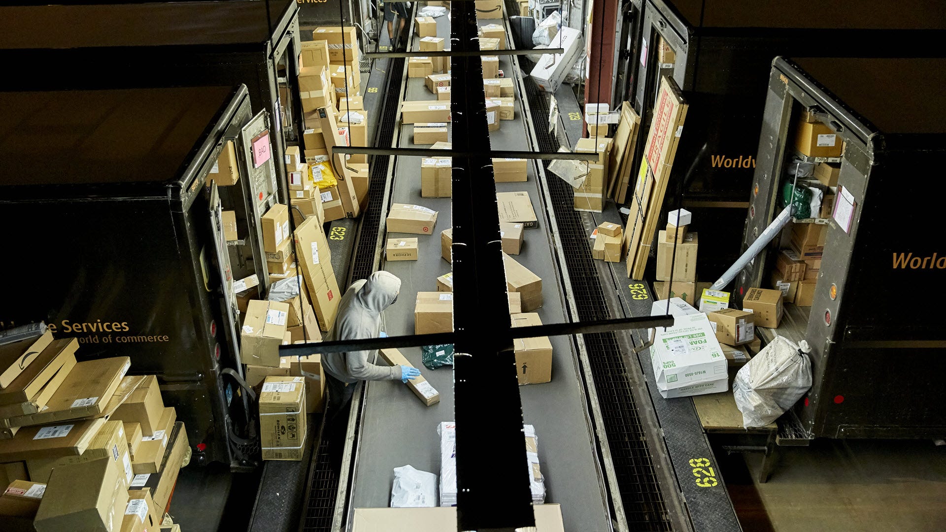 Dây chuyền phân loại di chuyển các gói hàng trong cơ sở UPS
