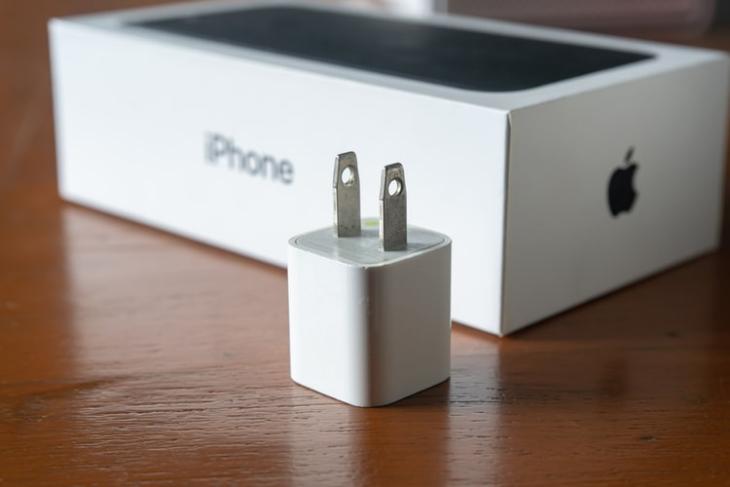 Apple didenda $2 juta karena tidak termasuk charger