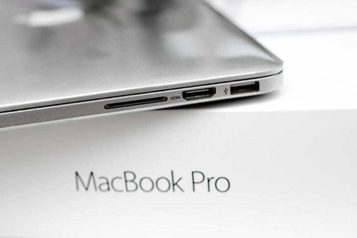 MacBook Pro dengan slot mobil SD, port hdmi