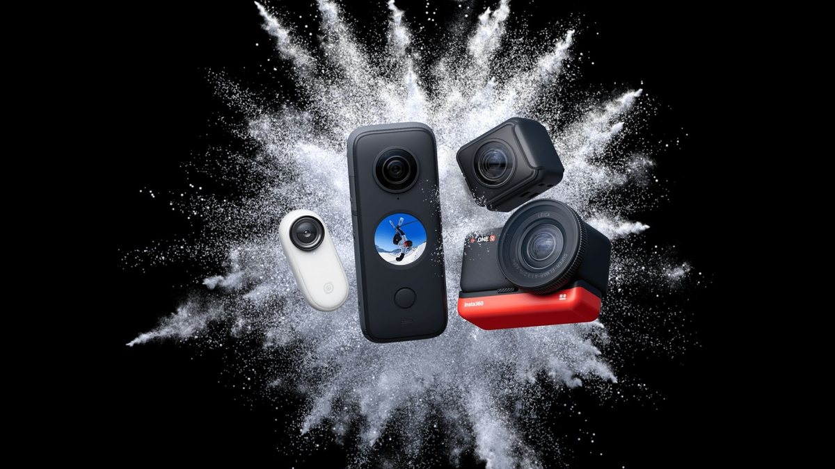 Kamera aksi ONE R dan ONE X2 Insta360 dengan latar belakang hitam bersalju.