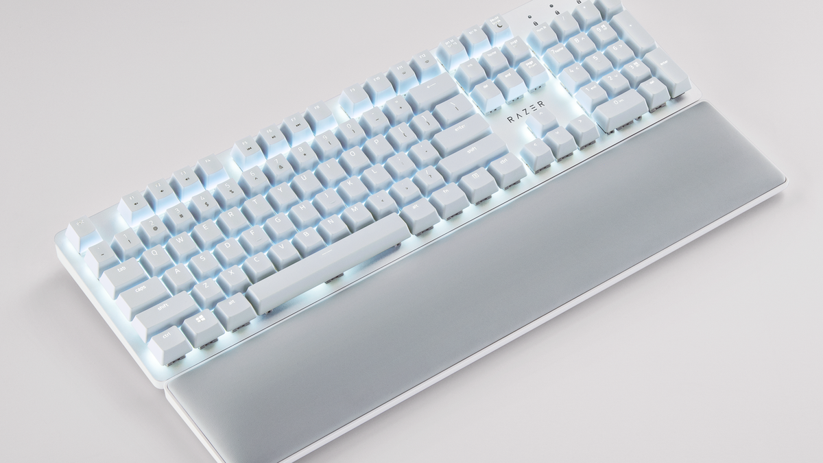 Keyboard mekanik Razer Pro Type Ultra dengan latar belakang putih.