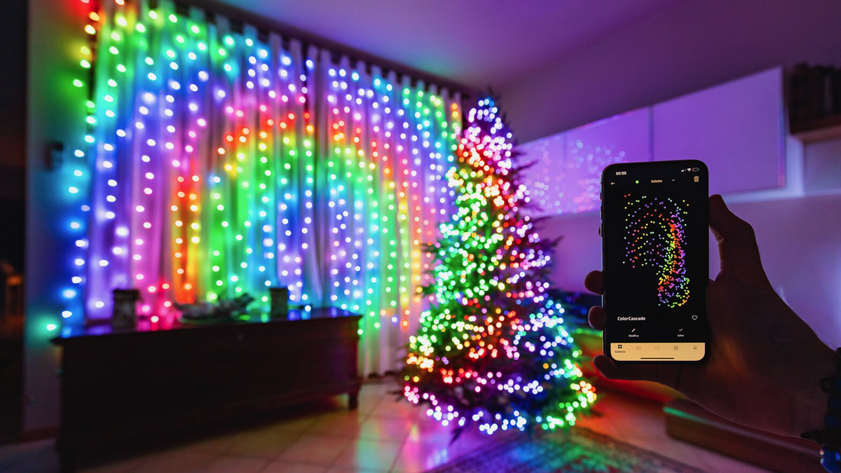Đèn Giáng sinh lấp lánh được điều khiển từ điện thoại thông minh.