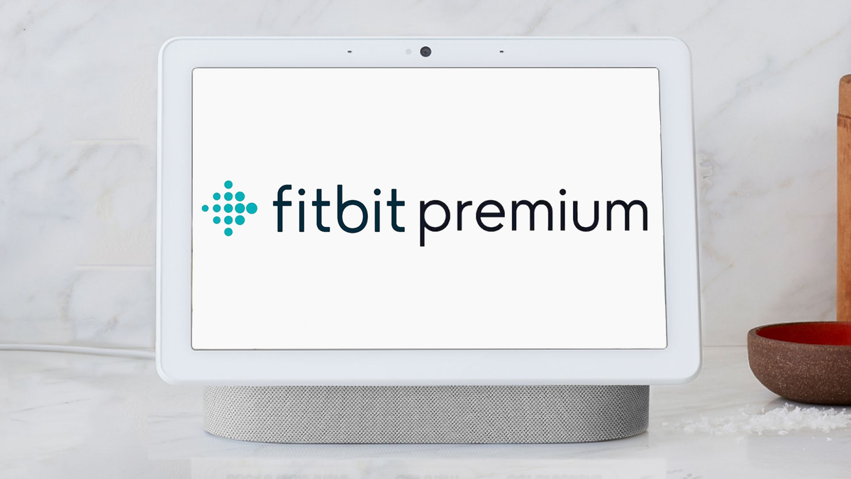 Google Nest Hub med Fitbit Premium-logotypen på skärmen.