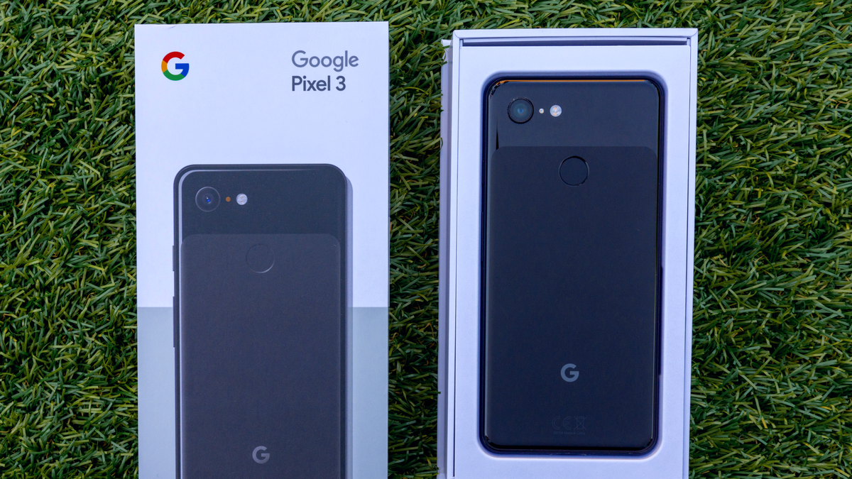 Google Pixel đóng hộp 3 được phát hành bởi google một công ty bảng chữ cái vào năm 2019. Hình ảnh cho thấy điện thoại di động mới nhất trong hộp của nó trên nền cỏ xanh.