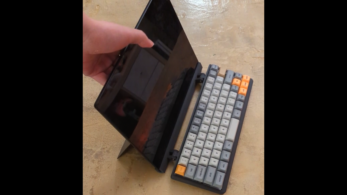 Nắp loại bàn phím cơ tùy chỉnh trên máy tính bảng Surface.