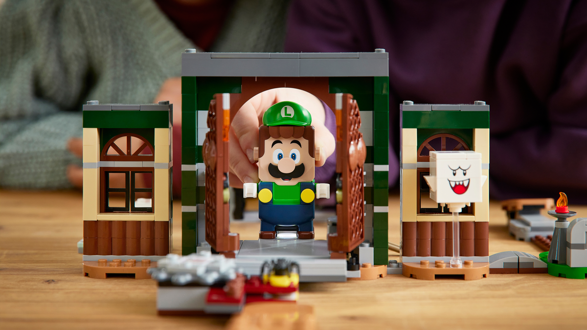 Luigi saat dia berjalan ke set LEGO 'Luigi's Mansion'.